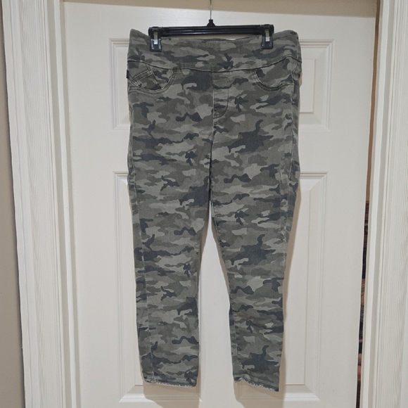 Rock & Republic Green Camo Cropped Jeans - Picture 1 of 6